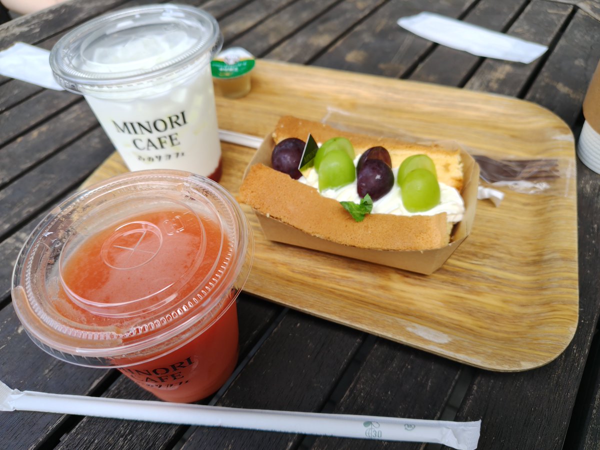 銀座三越の屋上のテラス席で、カフェの飲み物とシフォンサンド