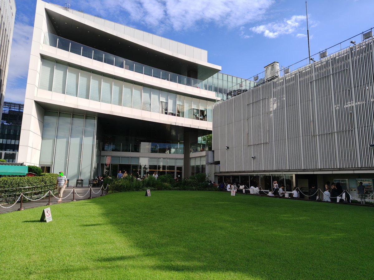 銀座三越の屋上の芝生広場