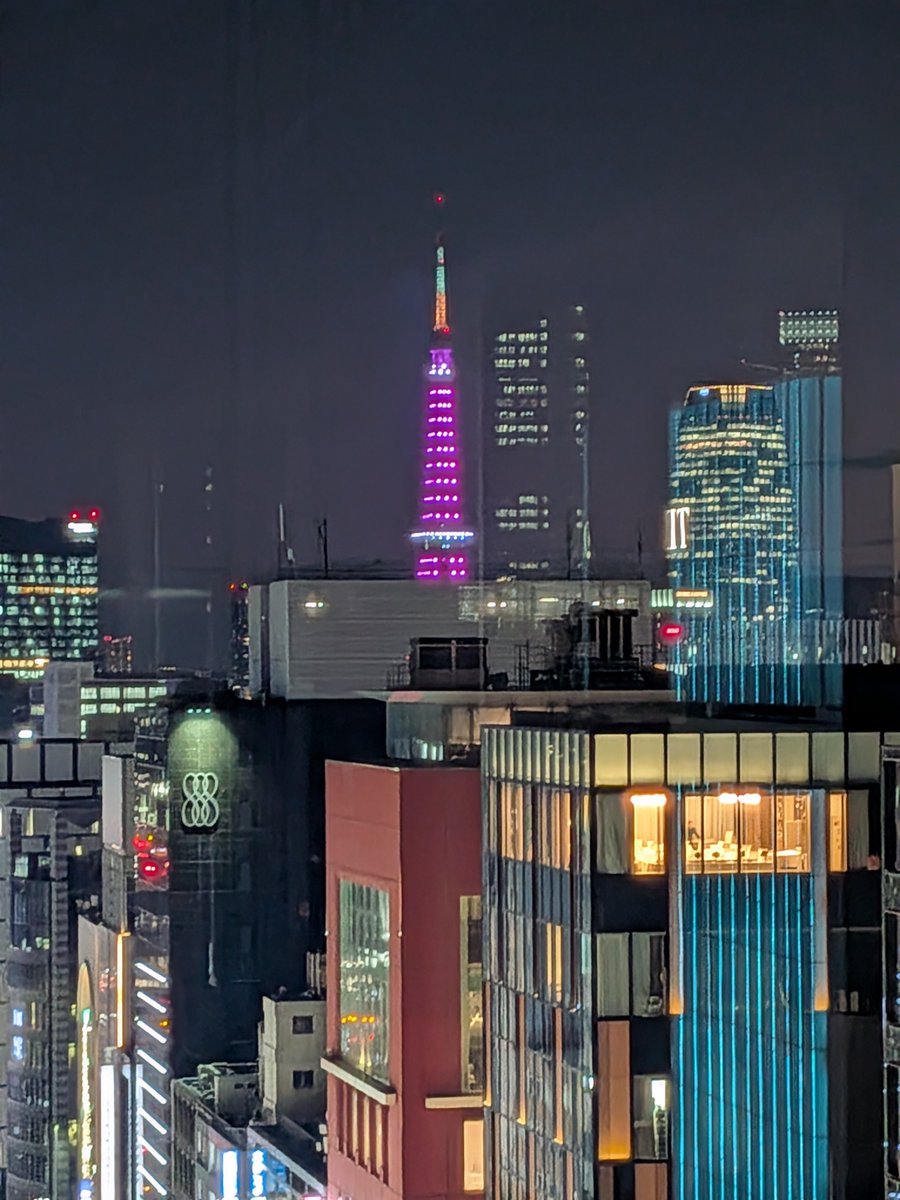 GINZA SIXの屋上庭園から見える東京タワー