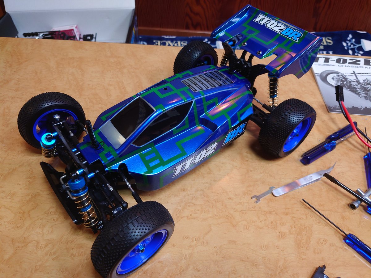 青いボディに緑の線で布袋柄を入れたラジコンカー
