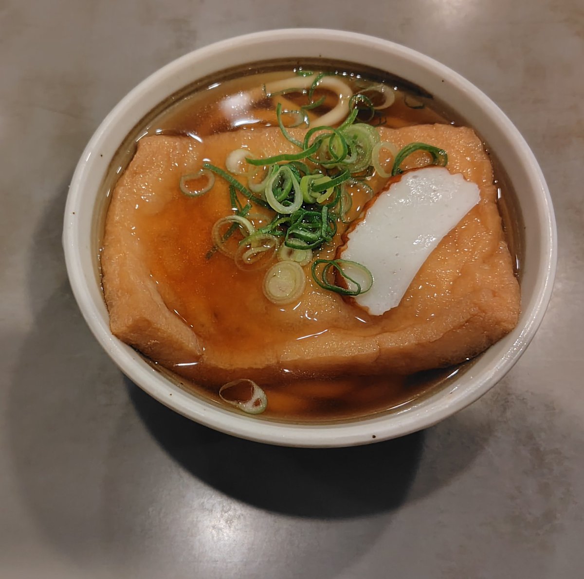 大きな油揚げがのったきつねうどん