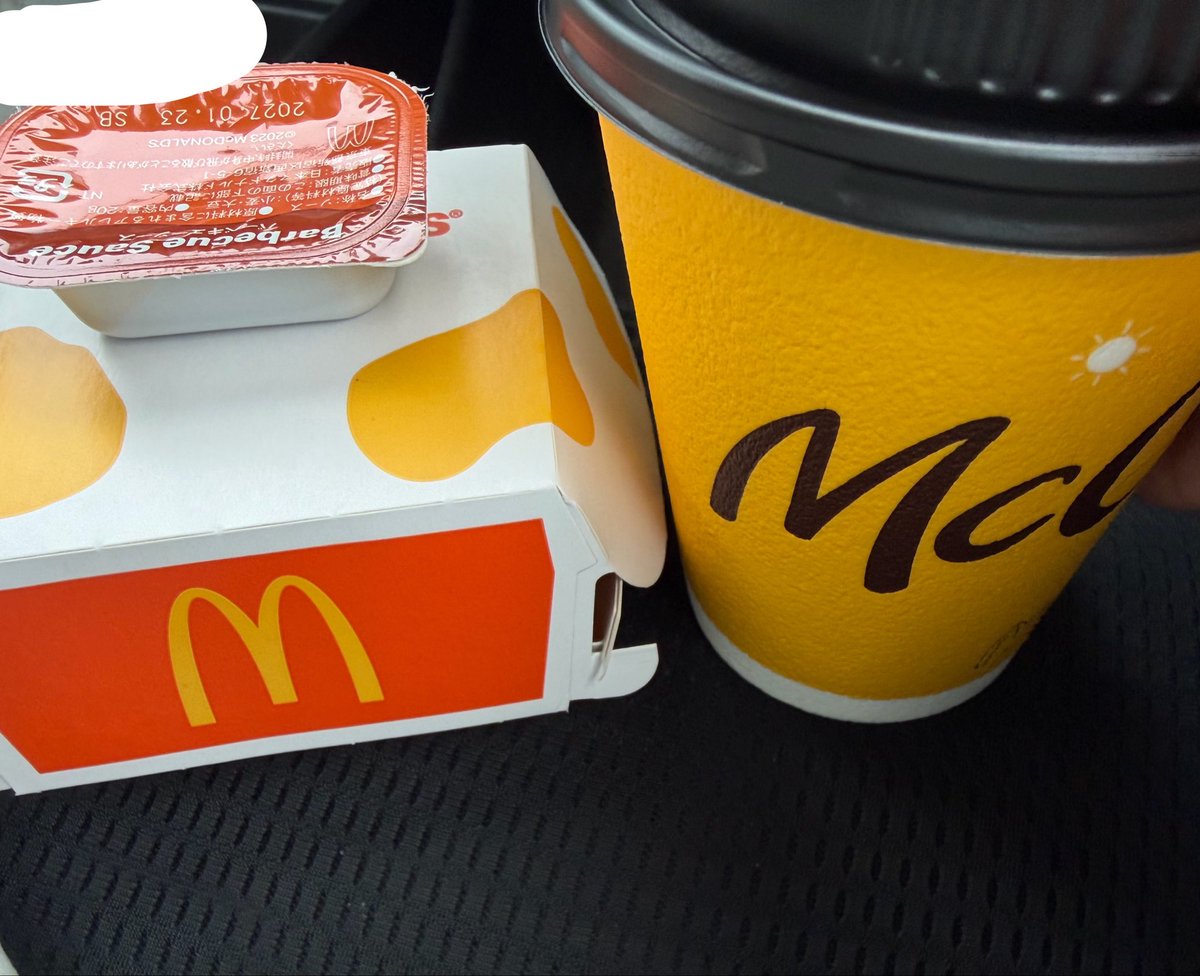 ナゲットの箱とバーベキューソース、マックカフェのホットコーヒーのカップ