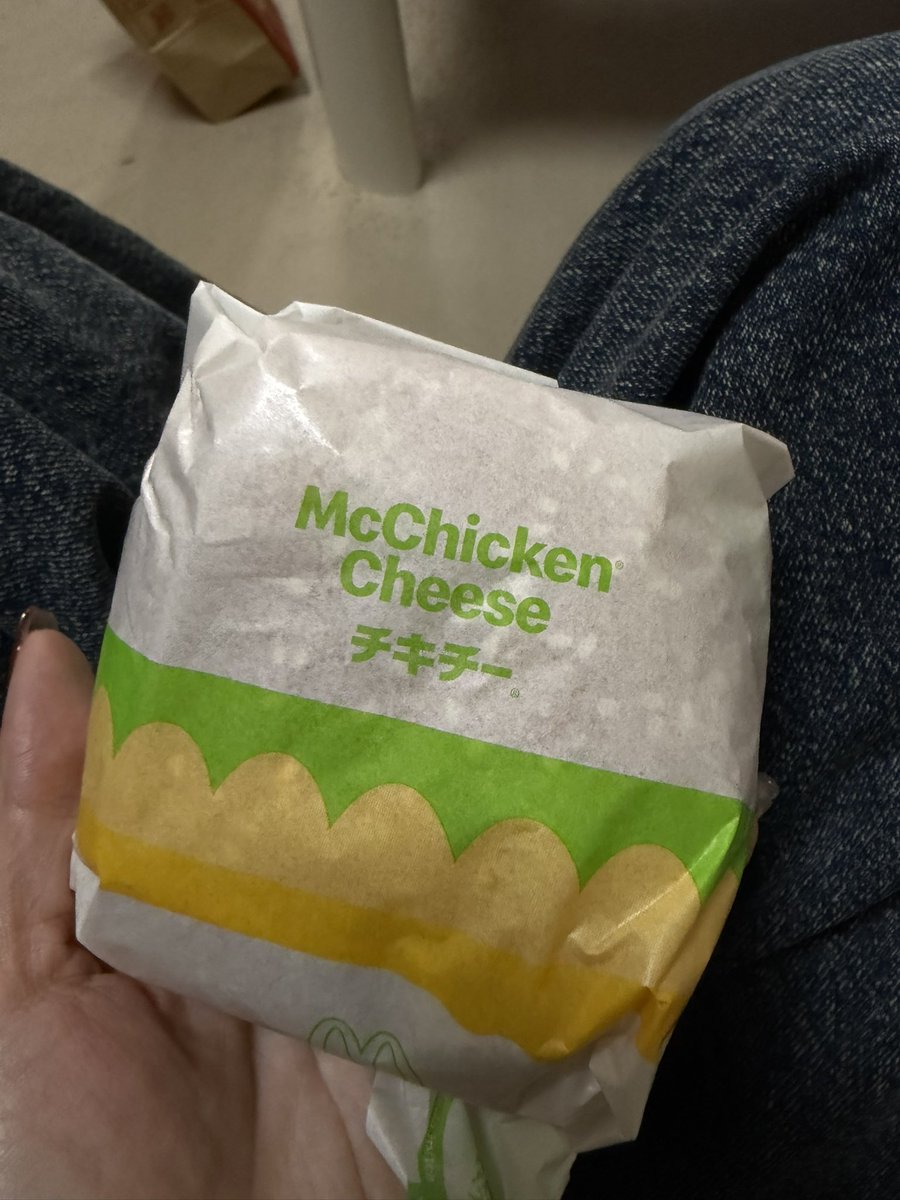 黄緑色のチキチーの包み紙を手に持っている場面