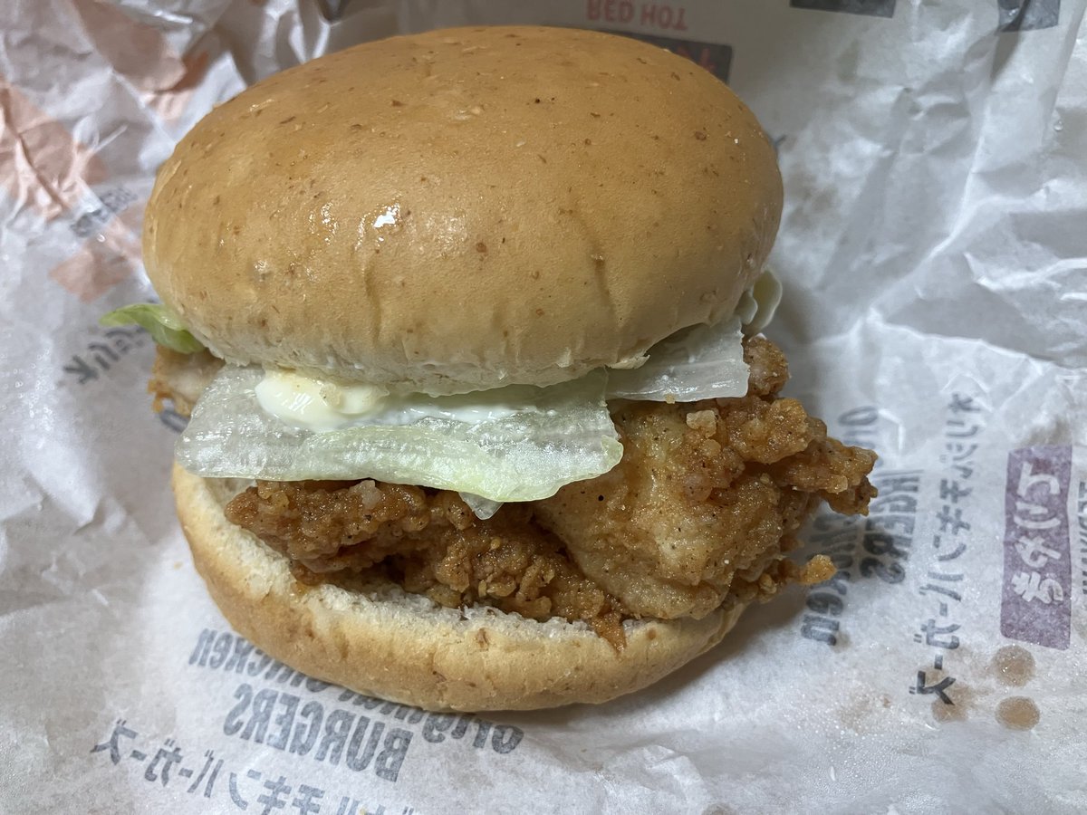 包み紙の上に置かれた、ケンタッキーのオリジナルチキンバーガー