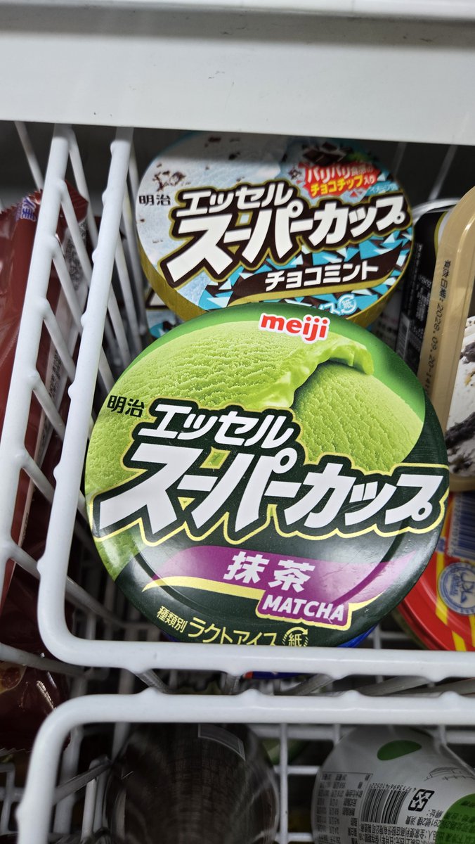 店の冷凍ケースで、チョコミントの横に1個残っていたスーパーカップ抹茶