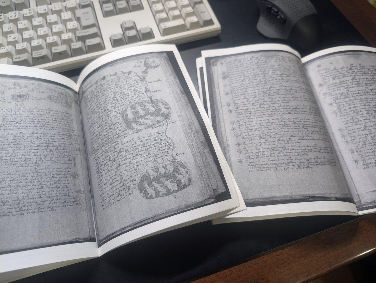 ヴォイニッチ手稿のPDFを印刷して作った冊子が、何冊か開いて置かれている